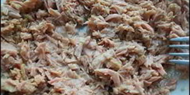 Рецепт многослойного рулета из лаваша с тунцом, зеленым салатом, помидорами, яйцом, сыром и зеленью