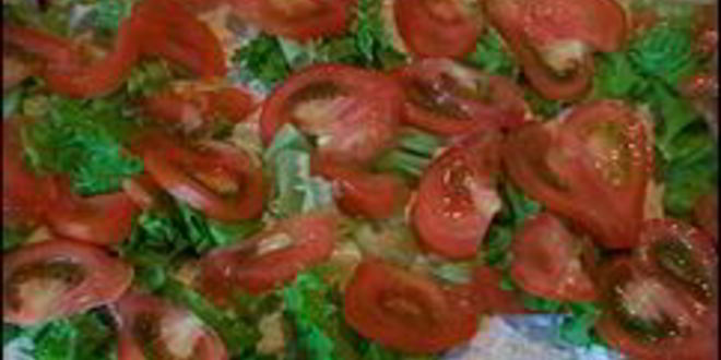 Рецепт многослойного рулета из лаваша с тунцом, зеленым салатом, помидорами, яйцом, сыром и зеленью