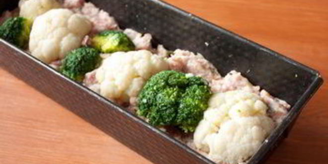 Рецепт мясного рулета с брокколи и цветной капустой