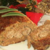 Мясной рулет с колбасками и картофелем