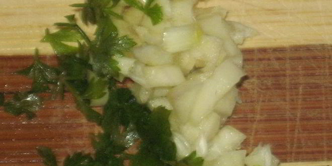 Рецепт мясного рулета с колбасками и картофелем