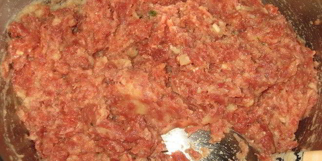 Рецепт мясного рулета с колбасками и картофелем