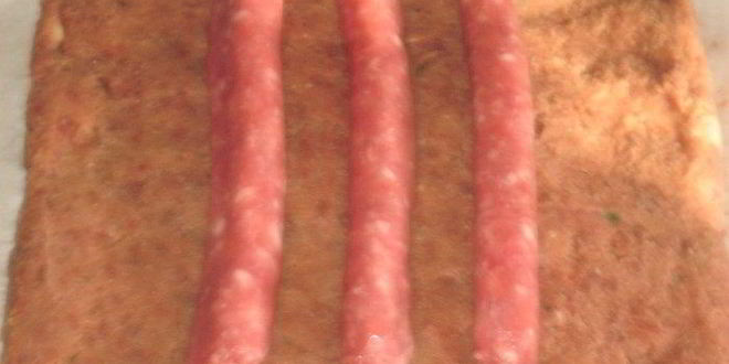 Рецепт мясного рулета с колбасками и картофелем