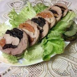 Рецепт Рулета из бедра индейки с черносливом и курагой