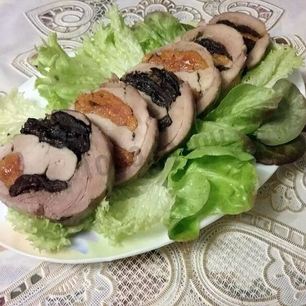Рецепт Рулета из бедра индейки с черносливом и курагой