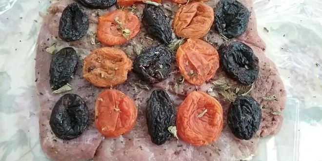 Рецепт рулета из бедра индейки с черносливом и курагой