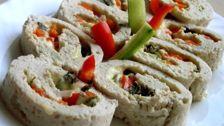 Рецепт рулета из индейки с мятным сыром и красным перцем