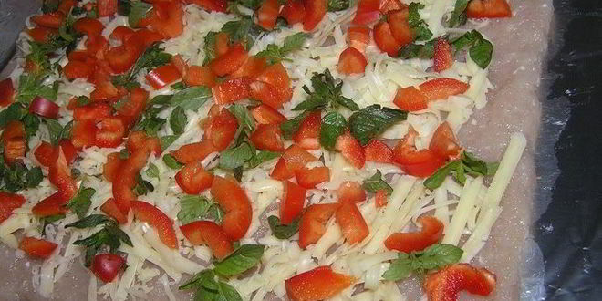 Рецепт рулета из индейки с мятным сыром и красным перцем