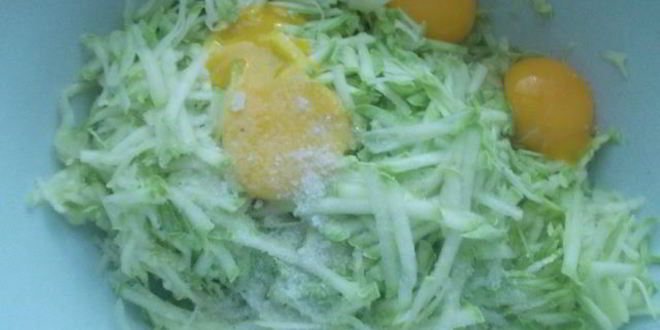 Рецепт рулета из кабачкового теста с начинкой из овощей, мяса и сыра