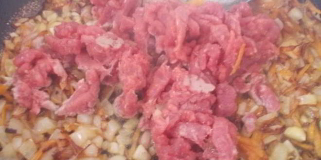 Рецепт рулета из кабачкового теста с начинкой из овощей, мяса и сыра