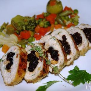 Рецепт Рулета из куриной грудки с черносливом и орехами
