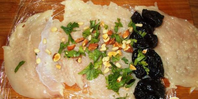 Рецепт рулета из куриной грудки с черносливом и орехами