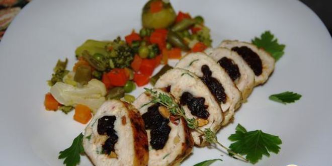 Рецепт рулета из куриной грудки с черносливом и орехами