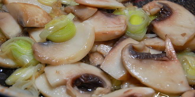 Рецепт рулета из телятины с шампиньонами, ветчиной и моцареллой