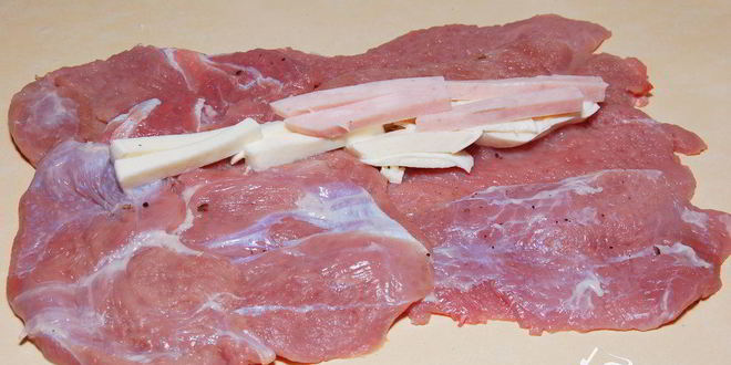 Рецепт рулета из телятины с шампиньонами, ветчиной и моцареллой