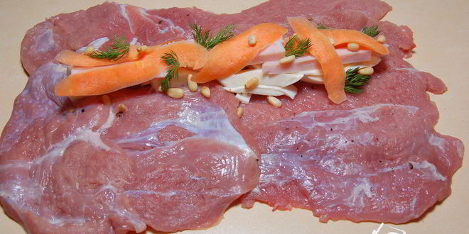 Рецепт рулета из телятины с шампиньонами, ветчиной и моцареллой