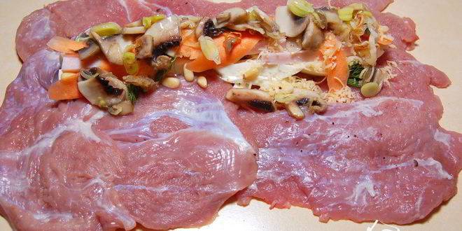 Рецепт рулета из телятины с шампиньонами, ветчиной и моцареллой