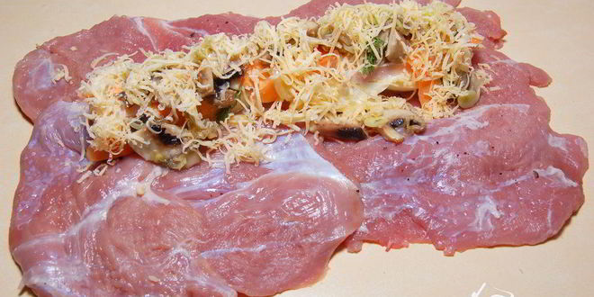 Рецепт рулета из телятины с шампиньонами, ветчиной и моцареллой