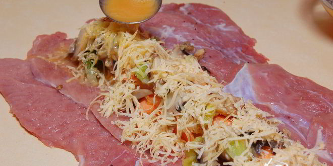 Рецепт рулета из телятины с шампиньонами, ветчиной и моцареллой