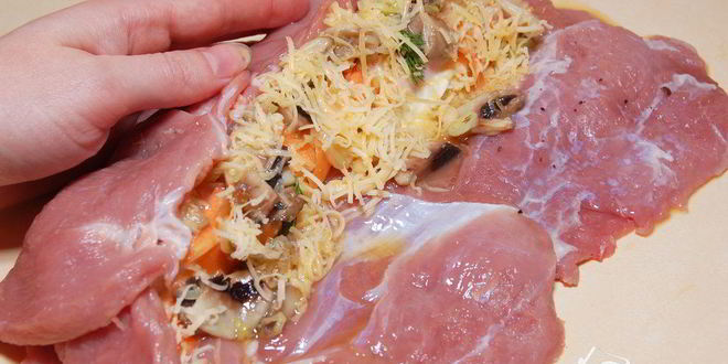 Рецепт рулета из телятины с шампиньонами, ветчиной и моцареллой