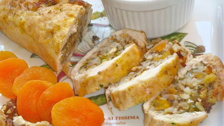 Рецепт рулета из цыпленка и кураги в винном соусе