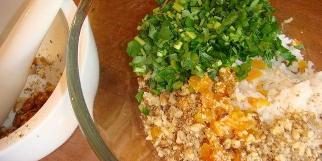 Рецепт рулета из цыпленка и кураги в винном соусе