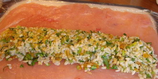 Рецепт рулета из цыпленка и кураги в винном соусе