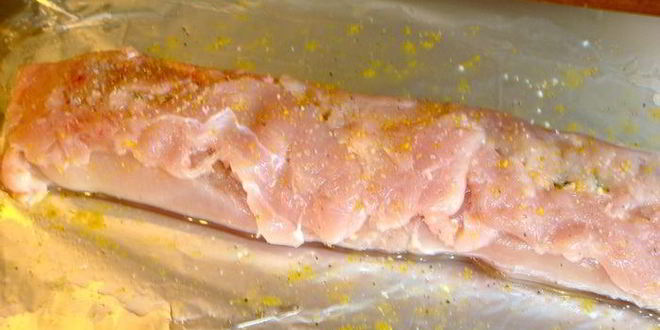 Рецепт рулета из цыпленка и кураги в винном соусе