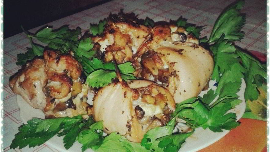 Рецепт рулетиков из куриной грудки, грибов и адыгейского сыра