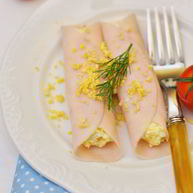 Рецепт Рулетиков из ветчины с сыром и чесноком