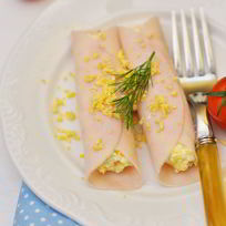 Рецепт Рулетиков из ветчины с сыром и чесноком