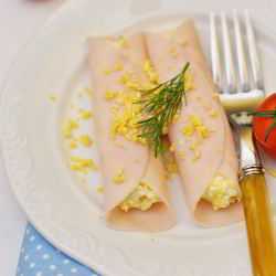 Рецепт Рулетиков из ветчины с сыром и чесноком