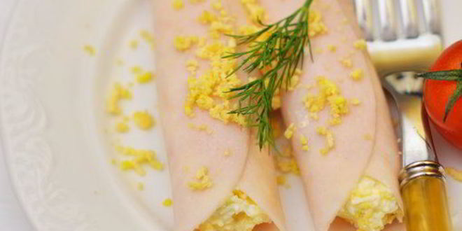 Рецепт рулетиков из ветчины с сыром и чесноком