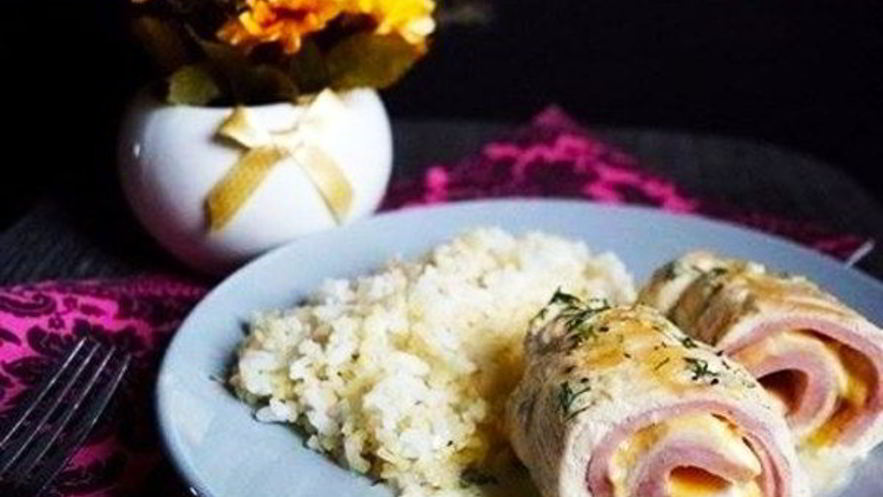 Рецепт рулетиков кордон блю в сливочном соусе