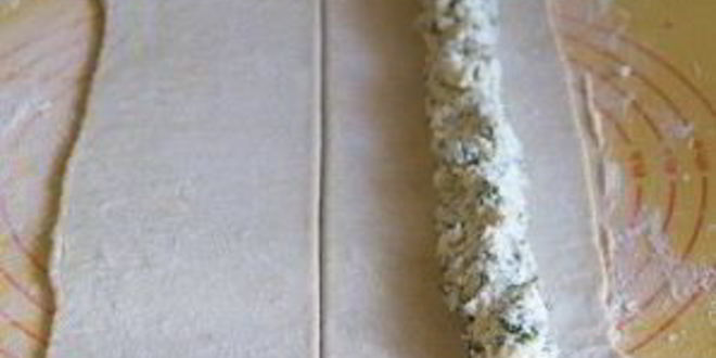 Рецепт слоеного рулета с творожно-сырной начинкой