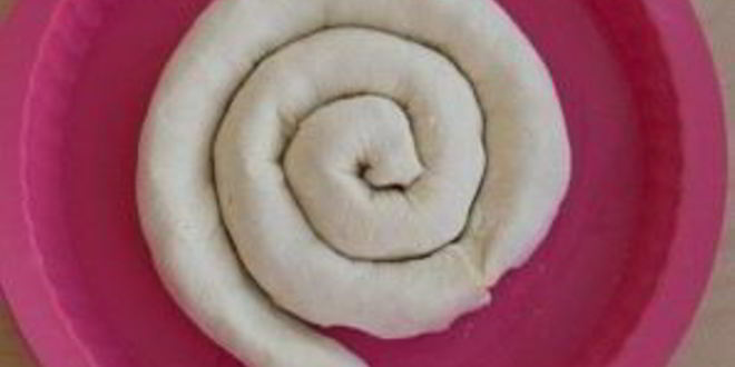 Рецепт слоеного рулета с творожно-сырной начинкой