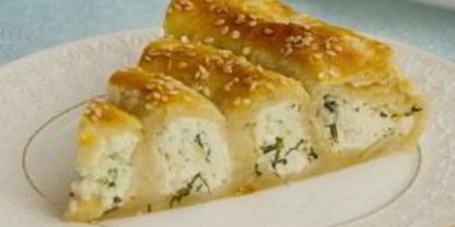 Рецепт слоеного рулета с творожно-сырной начинкой