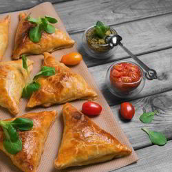 Рецепт Домашней самсы с курицей из слоеного теста