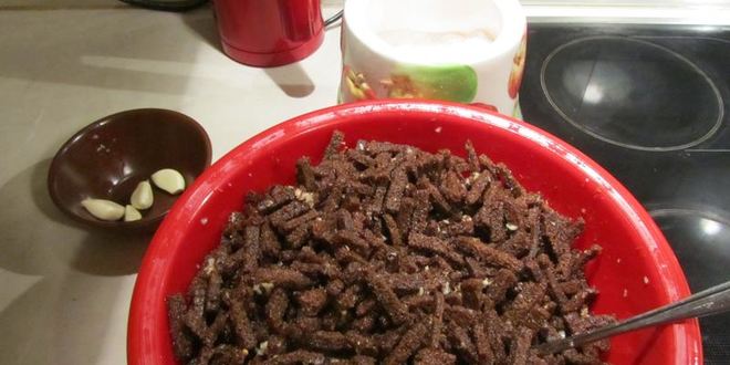 Рецепт сухариков из черного хлеба с чесноком