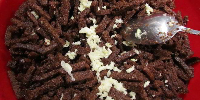 Рецепт сухариков из черного хлеба с чесноком