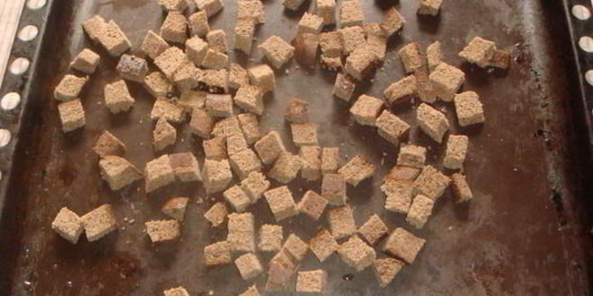 Рецепт сухариков из черного хлеба со специями и базиликом