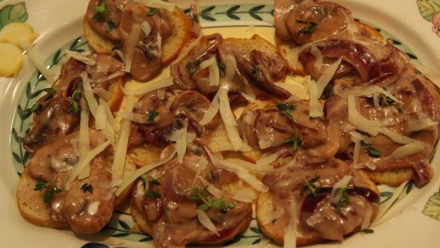 Рецепт сухариков с грибной начинкой, сыром и зеленью