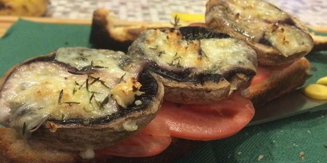 Рецепт хрустящего сэндвича с грушами-гриль и запеченными грибами