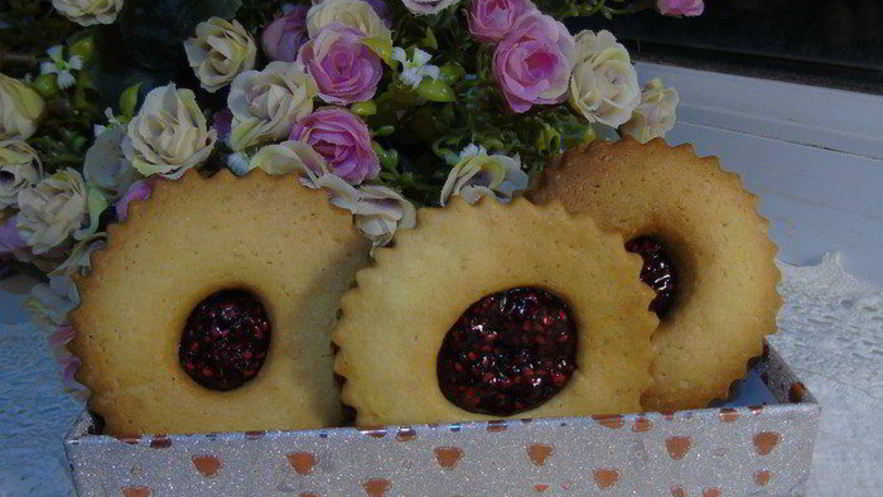 Рецепт мини-сэндвичей с малиновым конфитюром