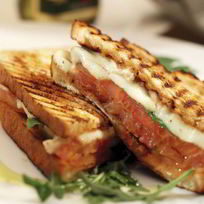 Рецепт Поджаренного сэндвича с моцареллой и помидорами