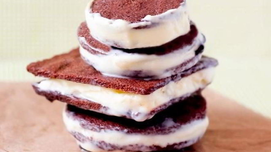 Рецепт шоколадных сэндвичей с начинкой из мороженого