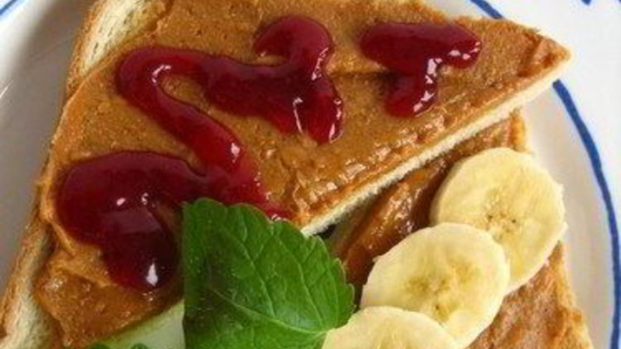 Рецепт сладких сэндвичей с арахисом, клубникой и бананом