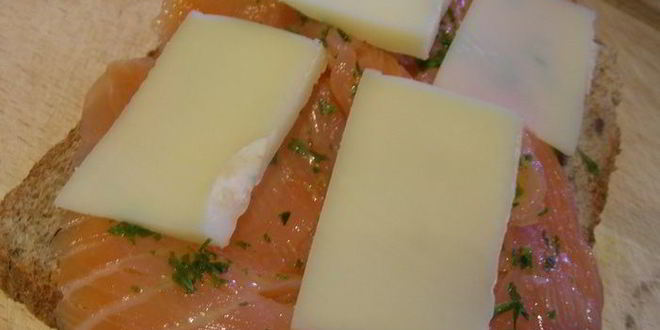 Рецепт сэндвича-гриля с копченым лососем и сыром