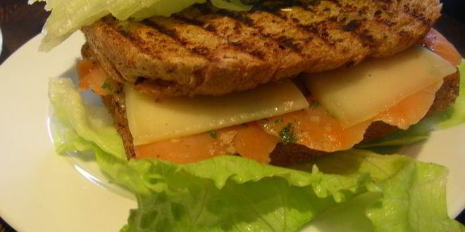 Рецепт сэндвича-гриля с копченым лососем и сыром