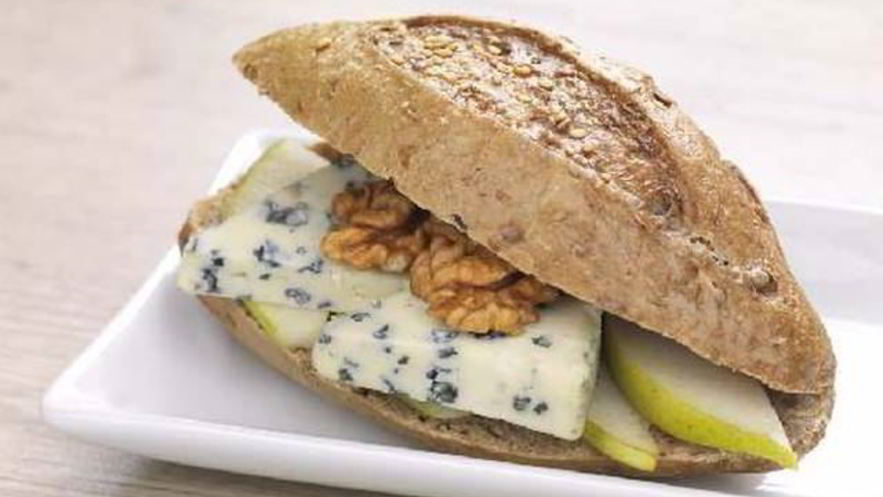 Рецепт сэндвича с голубым сыром, орехами и яблоками